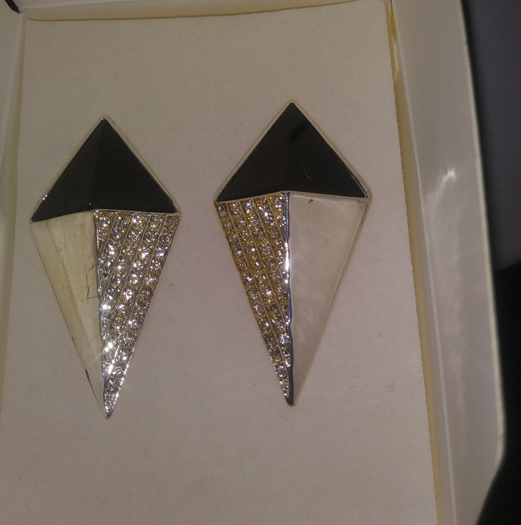 New Stunning Earrings By Mark 15$